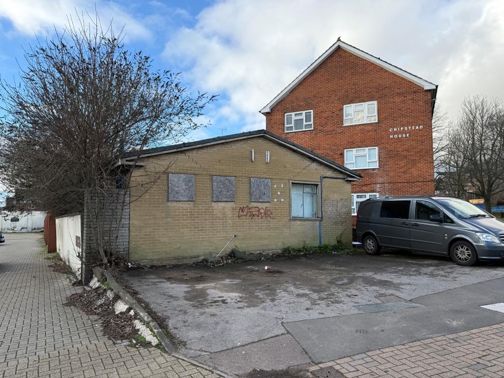 Lot: 59 - FORMER CITIZENS ADVICE BUREAU WITH DEVELOPMENT POTENTIAL - Brick building with parking to front on main road